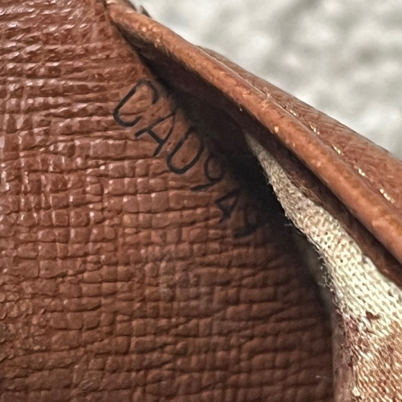 Vintage Louis Vuitton Monogram Canvas Bifold Wallet w/ Snap Pocket Coin Pouch - Picture 5 of 13